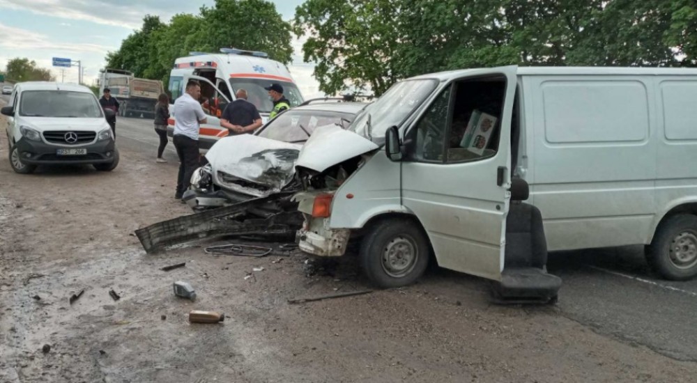 FOTO // Trei persoane au ajuns în stare gravă la spital după un accident la Bălți